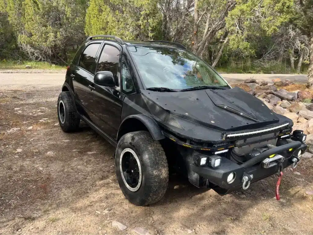 Suzuki SX4 with damaged front end gets turned into post-apocalyptic battle car