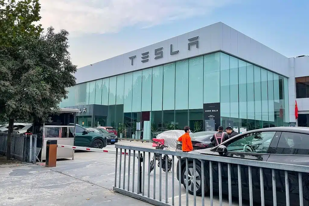 Tesla now has a critical decision to make after China's groundbreaking 540,000,000-ton lithium discovery