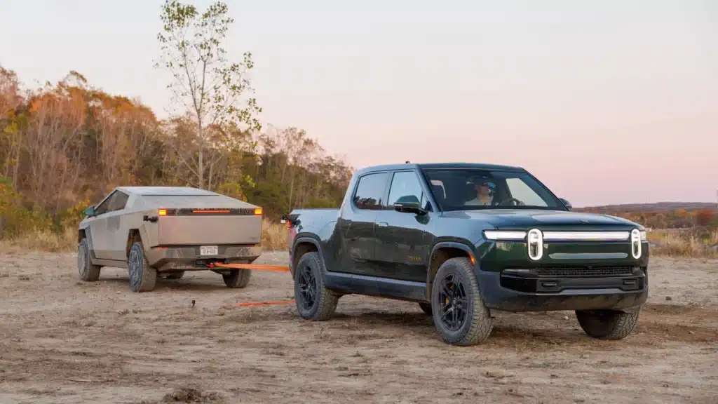 Tesla-Cyberbeast-vs-Rivian-R1T-in-tug-of-war