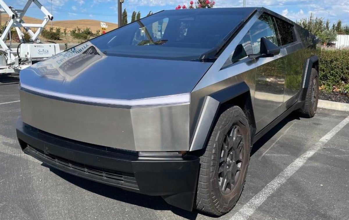 Un angle de vue montre que le Cybertruck de Tesla est un monstre de la  route.