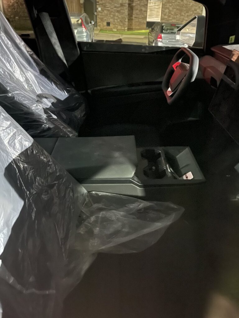 Tesla Cybertruck feature, middle seat