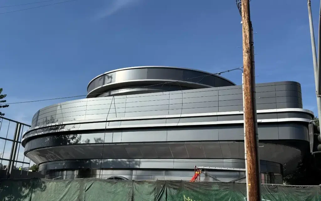 We traveled to California to try the new Tesla Diner in Los Angeles to see if it's actually worth it, and the answer is bittersweet