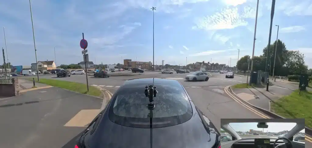 Full Self-Driving Tesla takes on the world's most difficult roundabout