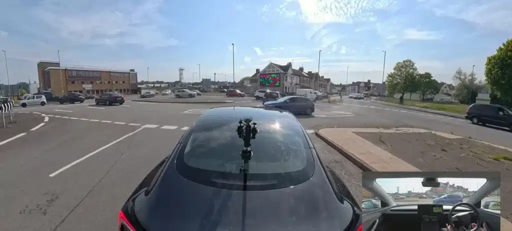 Full Self-Driving Tesla takes on the world's most difficult roundabout