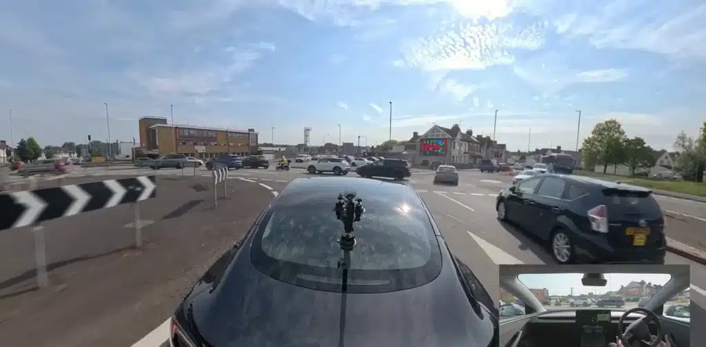 Full Self-Driving Tesla takes on the world's most difficult roundabout