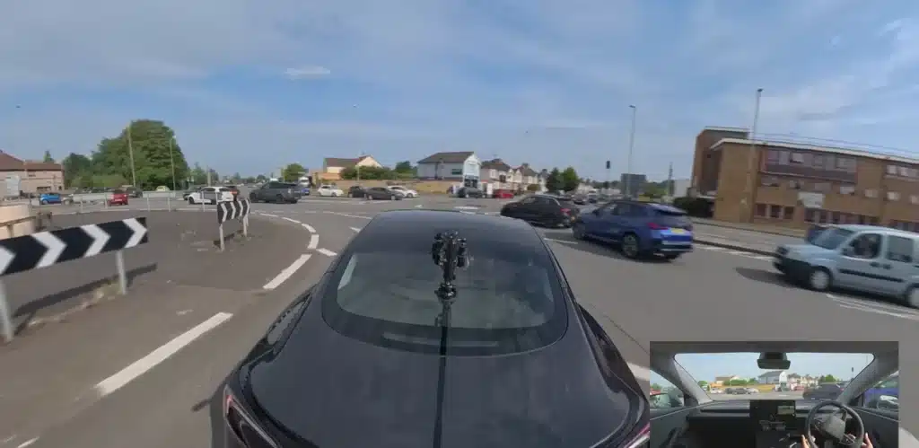 Full Self-Driving Tesla takes on the world's most difficult roundabout