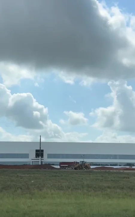 Woman shares footage of driving past Tesla’s Texas Gigafactory and it looks like she’s passing an entire city