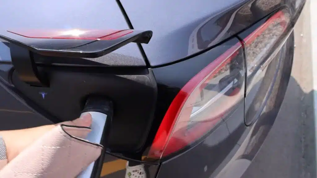 Canadian drove their Tesla Model 3 EV to 0% then charged it at a Supercharger to see if we're being lied to