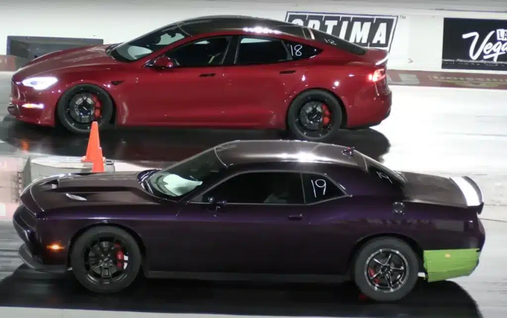 Tesla Model S Plaid Dodge Challenger R/T Drag race