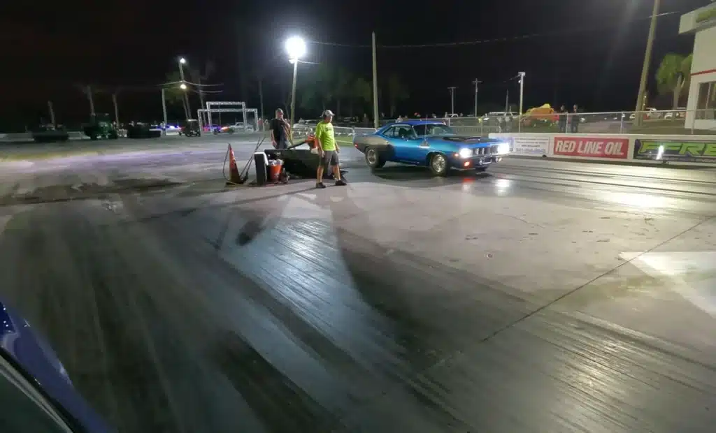 Tesla Model S Plaid vs Hellcat Plymouth Barracuda in drag race