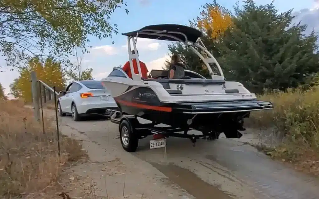 Man tows boat out of Nebraska lake with Tesla Model Y, offers words of praise