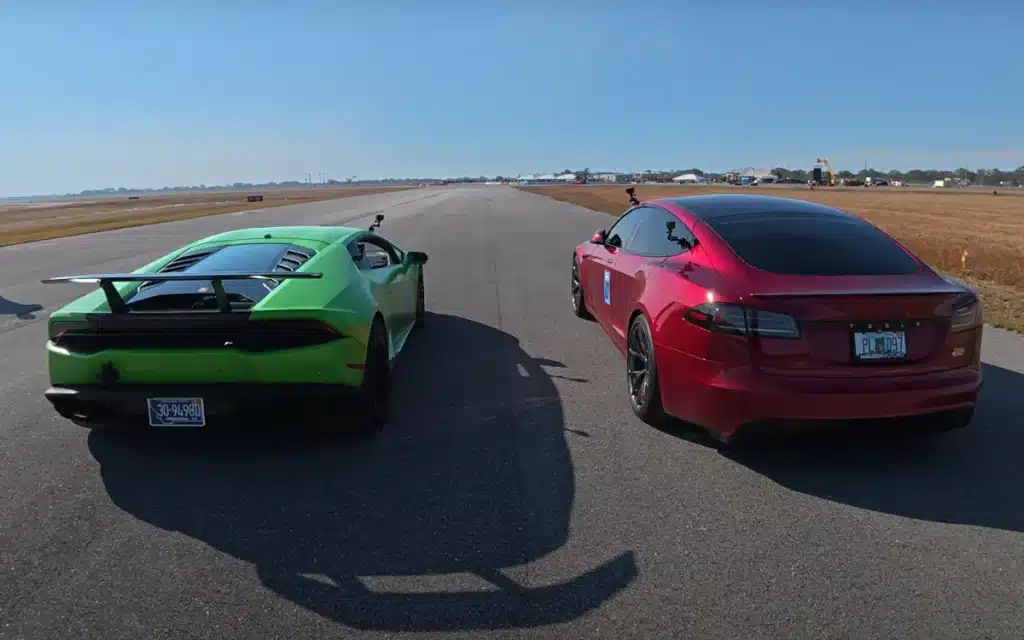 Lamborghini Huracán vs Tesla Plaid drag race