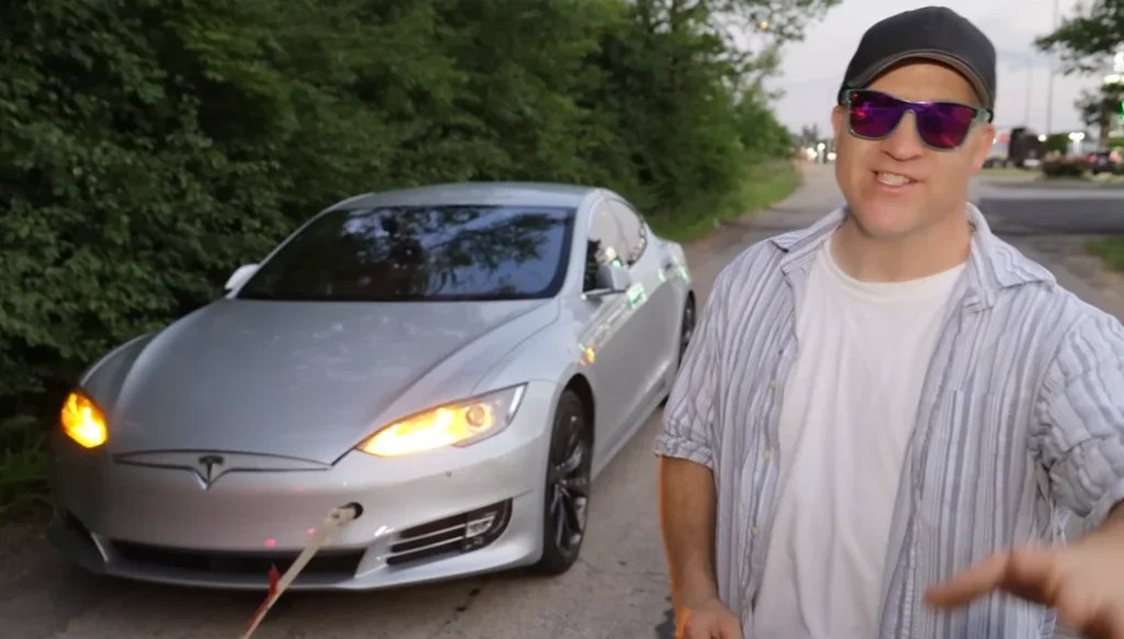 Tesla owner hits 0% battery on the road then comes up with a brilliant way to recharge without using a charger