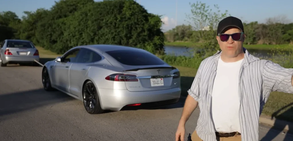 Tesla owner hits 0% battery on the road then comes up with a brilliant way to recharge without using a charger