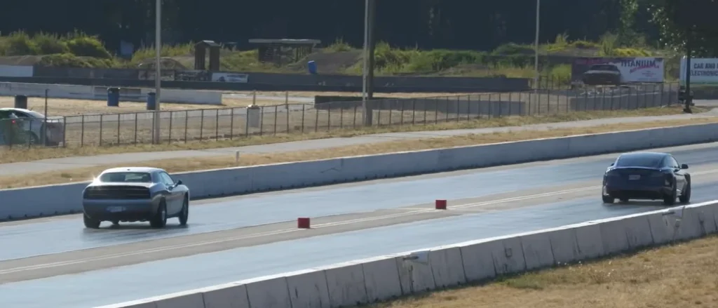 1000HP monster Dodge Challenger SRT Hellcat drags Tesla Model S Plaid in the ultimate gas vs EV battle