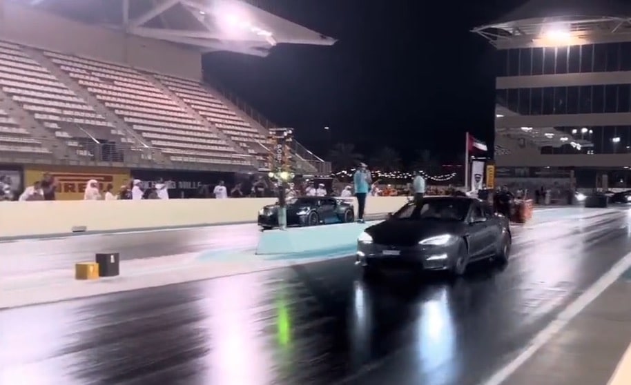 Tesla Model S Plaid vs Bugatti Divo drag race