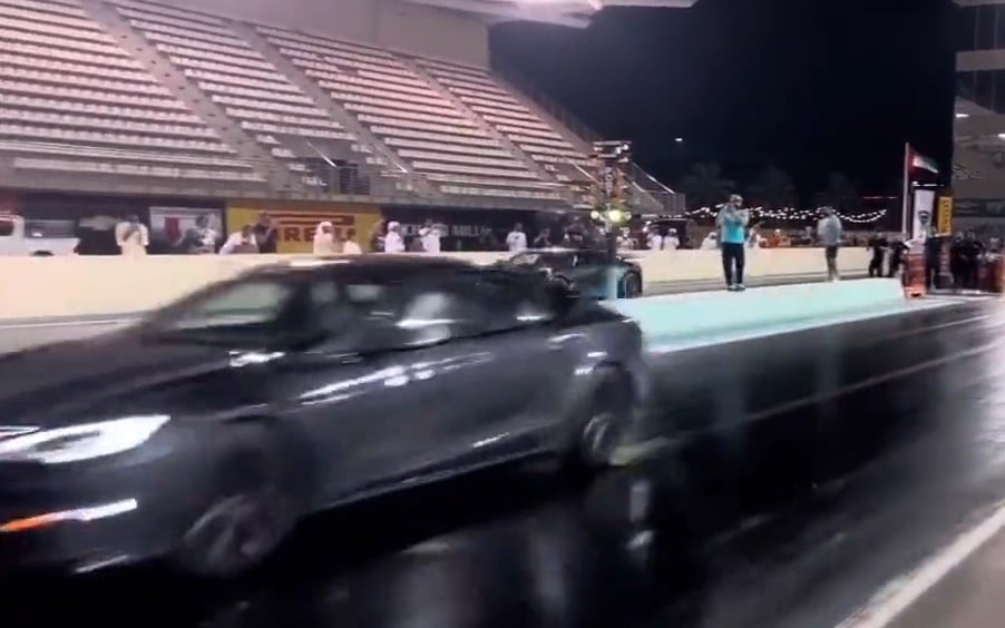 Tesla Model S Plaid vs Bugatti Divo drag race