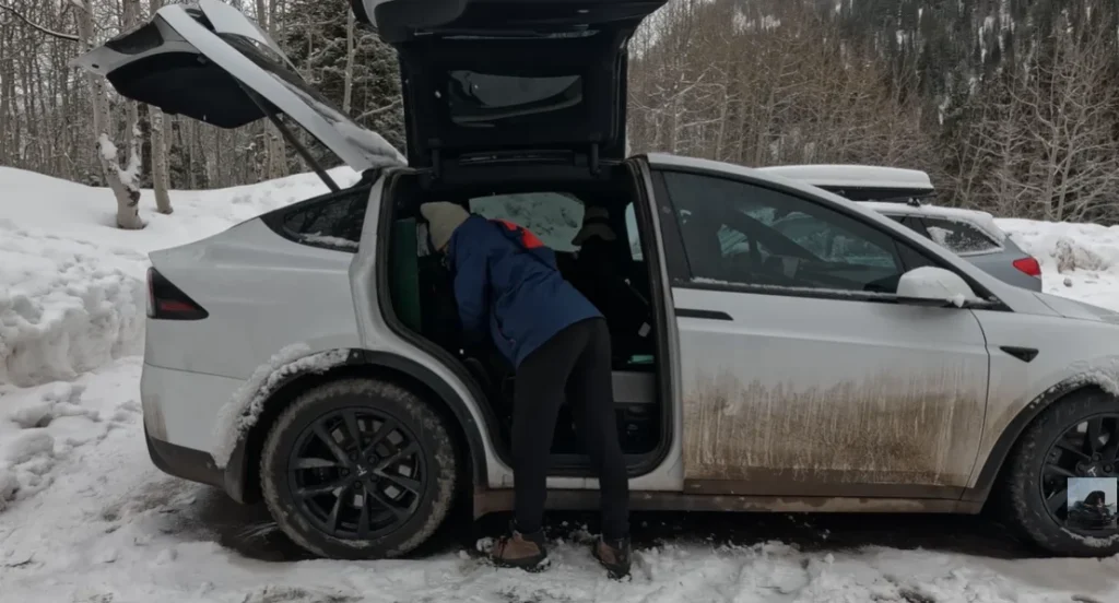 Oregon man who put his own DIY solar panels on his Tesla Model X tests how much range he can get during a snowstorm