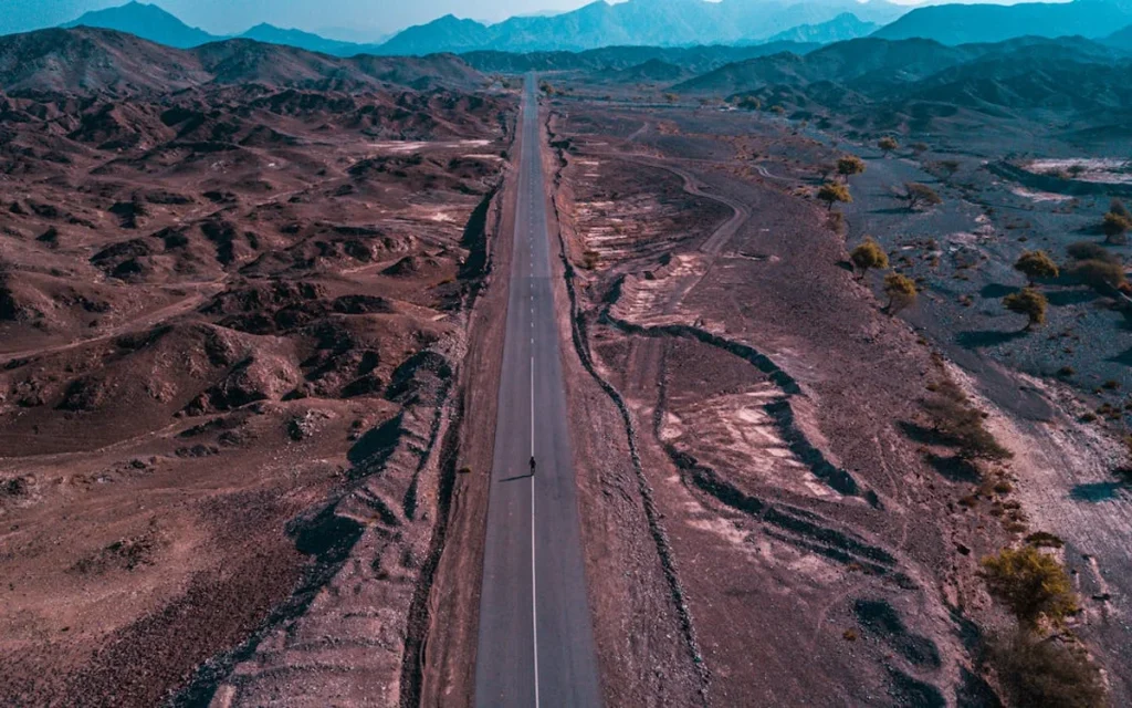 This is how long it would take to cross the longest highway in the world, the Pan-American, which spans 30,000 km across 14 countries, by car and by foot