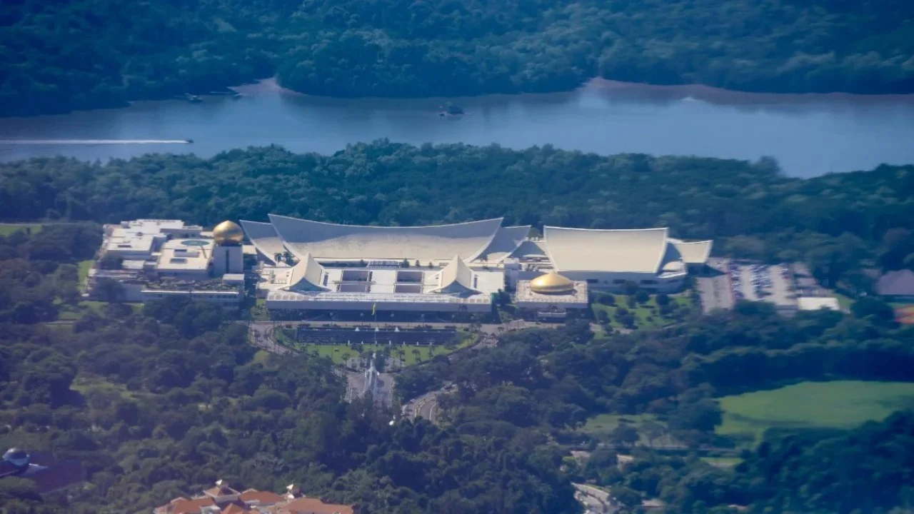 Sultan of Brunei owns the world's largest home and it's a $1.4 billion palace with 1,788 rooms