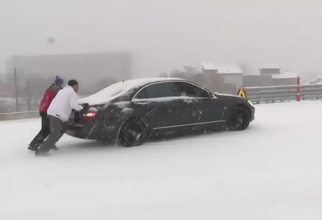 drivers struggling with Texas snowstorm