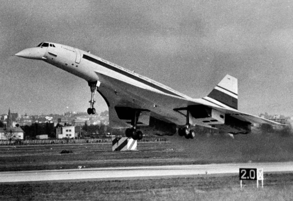 In 2003, three Concorde pilots pulled off amazing back-to-back-to-back landings at Heathrow Airport to honor the last Concorde flight ever