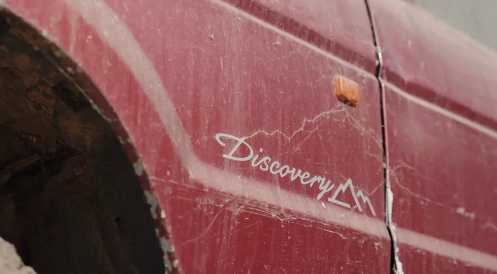These guys managed to save an original 1989 Land Rover Discovery 1 that spent who knows how long abandoned in a barn