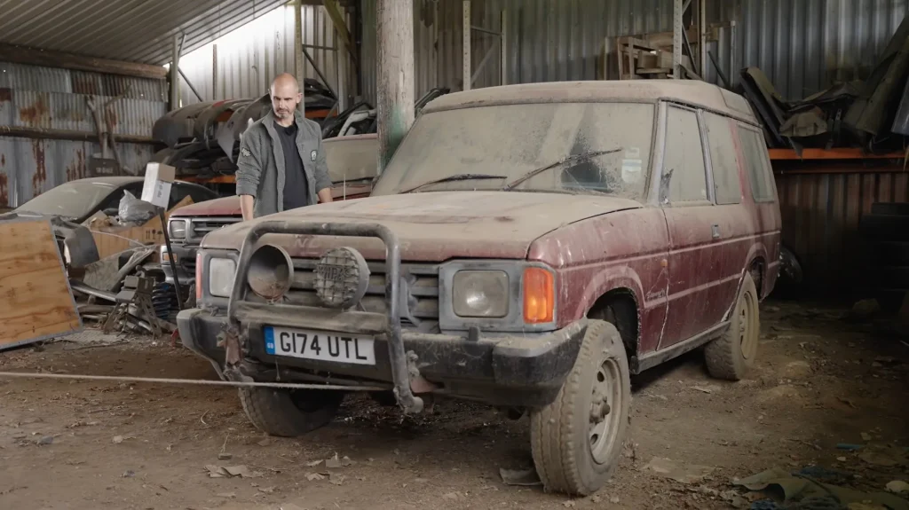 These guys managed to save an original 1989 Land Rover Discovery 1 that spent who knows how long abandoned in a barn