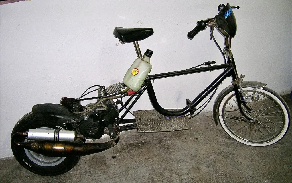 These guys turned a cheap Italian summer bicycle into a minibike using an engine but it didn't go to plan