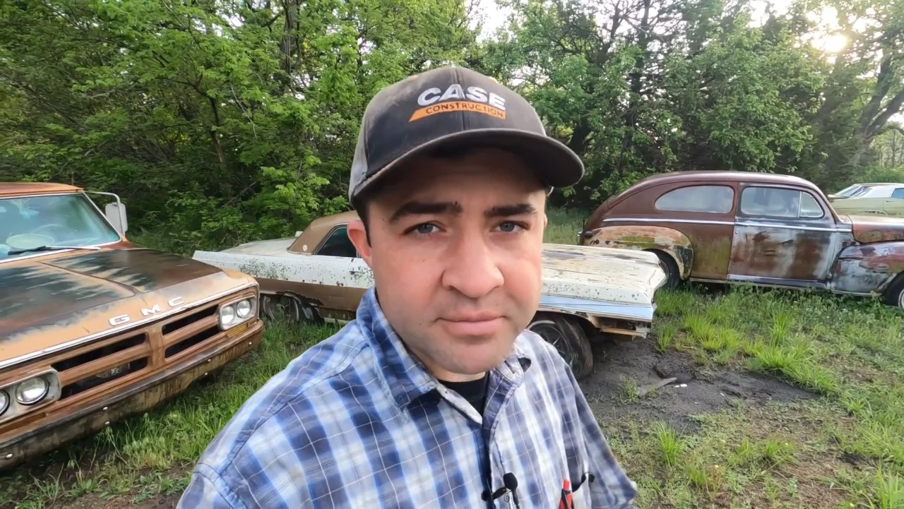 American man buys an abandoned farm and reveals all the classic cars left there while cleaning it up