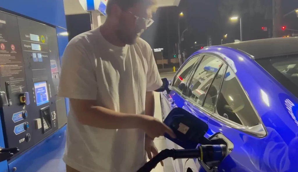 This Toyota Mirai owner in the US wanted to show critics how long it takes to fill up the tank of a hydrogen car and the result is impressive main