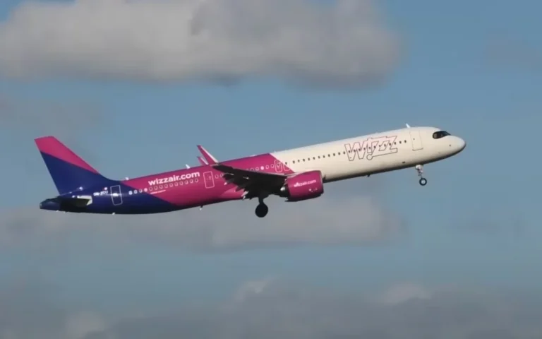 This Wizz Air pilot pulled off a tricky crosswind landing with an Airbus A321neo at Leeds Airport in the UK during a storm