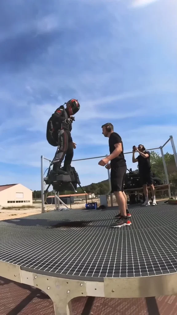 This-amazing-jet-powered-Flyboard-is-a-hovering-skateboard