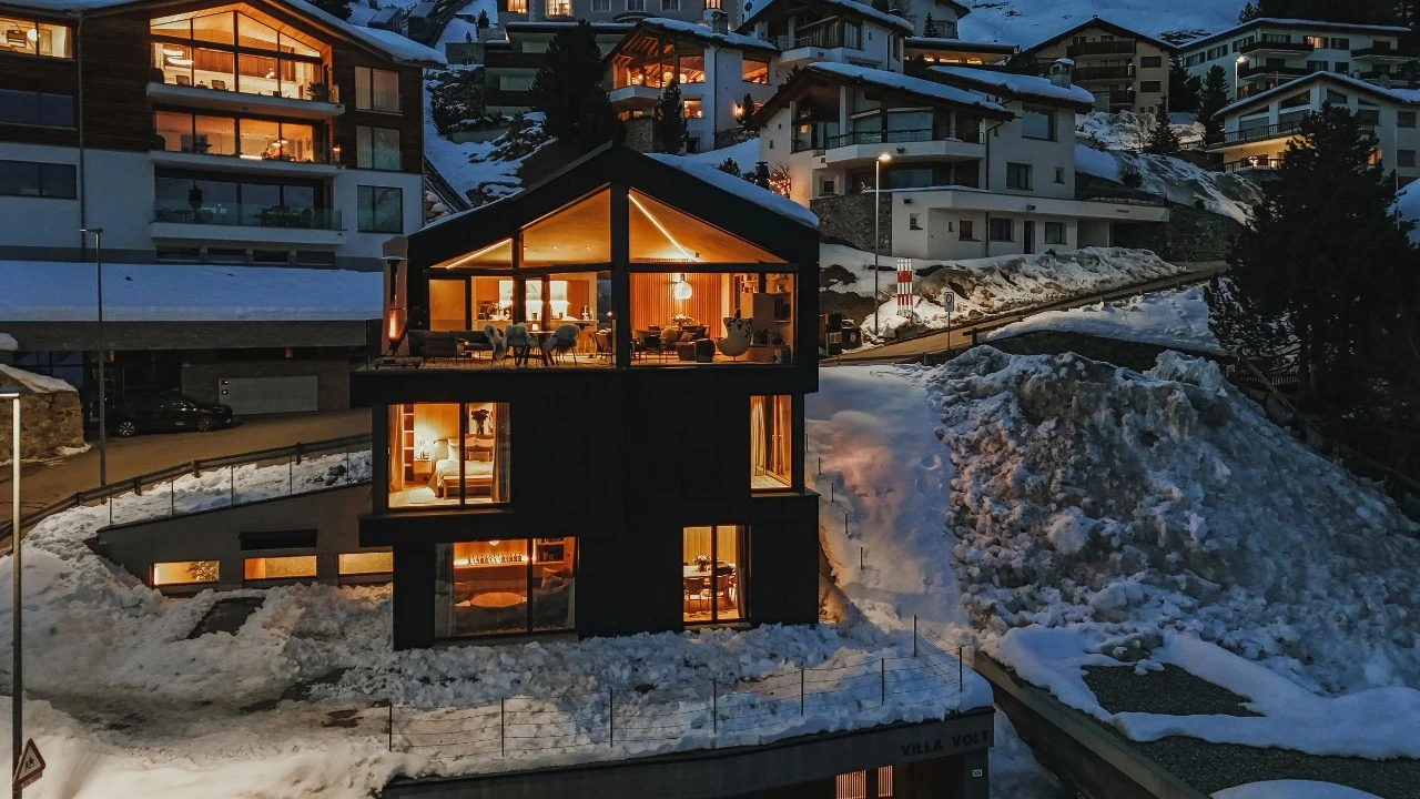 Crypto millionaire uses computers mining Bitcoin to heat the swimming pool of his $45M mansion