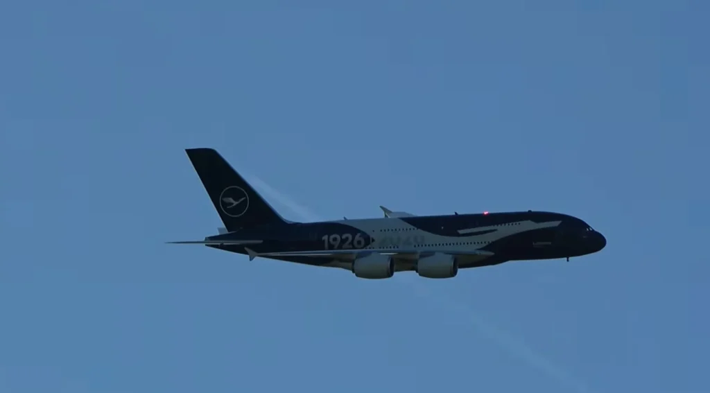This guy in the US built one of the largest remote-controlled&nbsp;planes&nbsp;in the world, an RC Airbus A380 with Lufthansa livery
