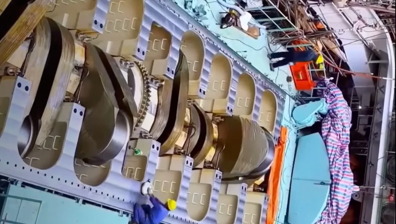 100,000HP engine is as big as a basketball court and weighs over 2,000 tons