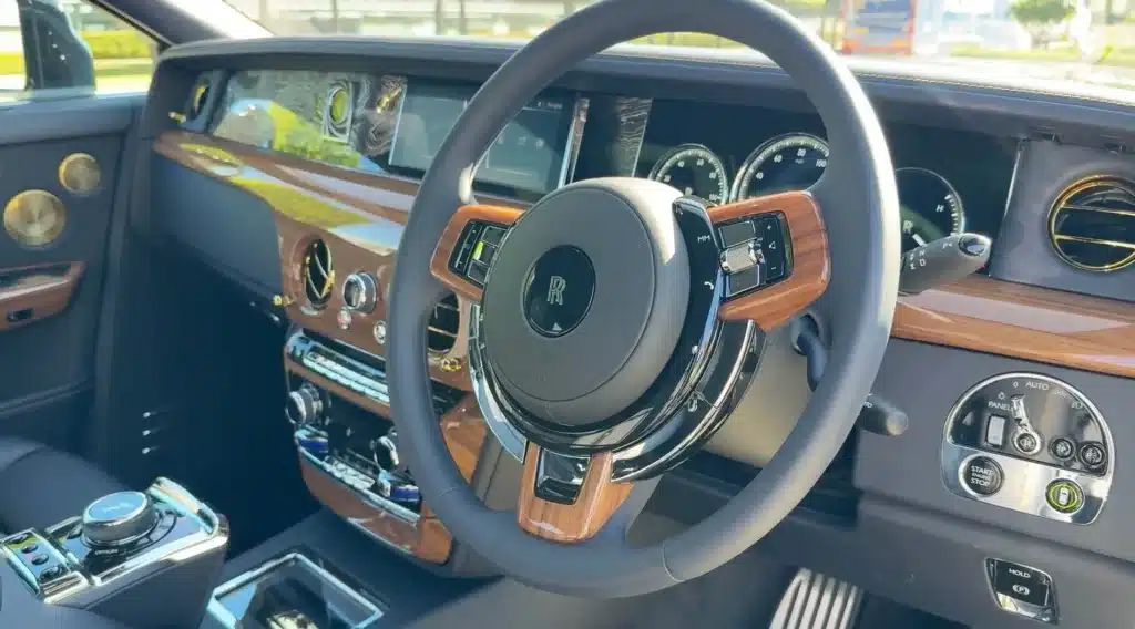 This is the Rolls-Royce Phantom Goldfinger, a Rolls-Royce inspired by the James Bond and with an endless of easter eggs and tributes to 007
