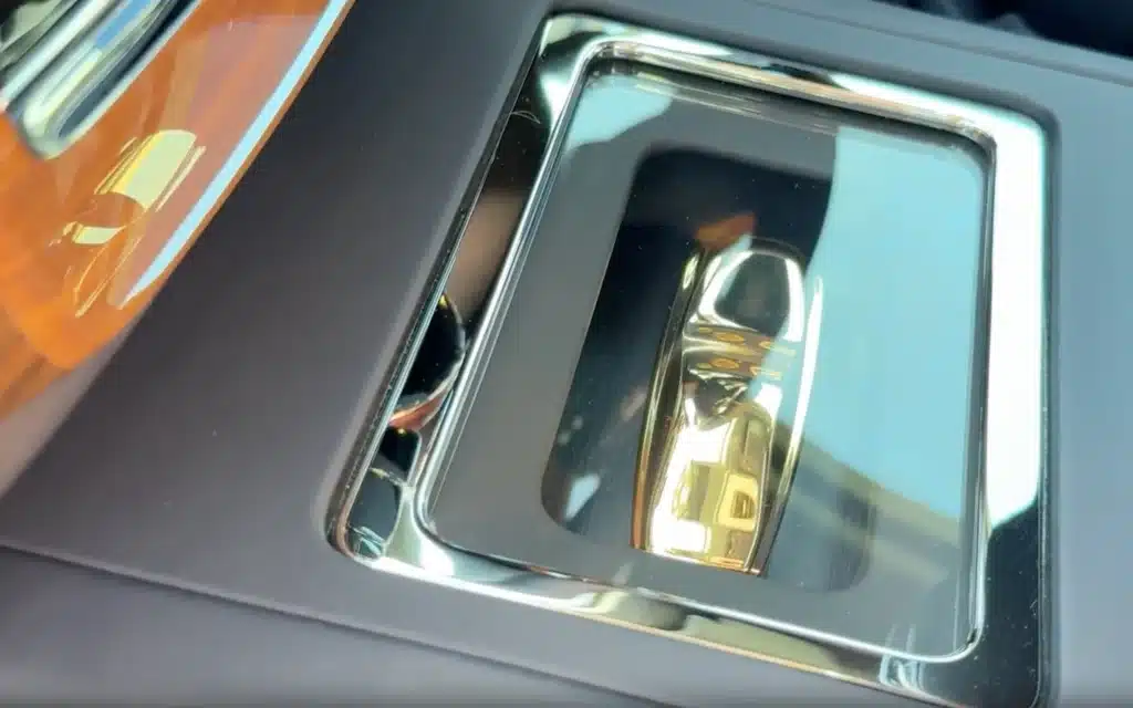 This is the Rolls-Royce Phantom Goldfinger, a Rolls-Royce inspired by the James Bond and with an endless of easter eggs and tributes to 007