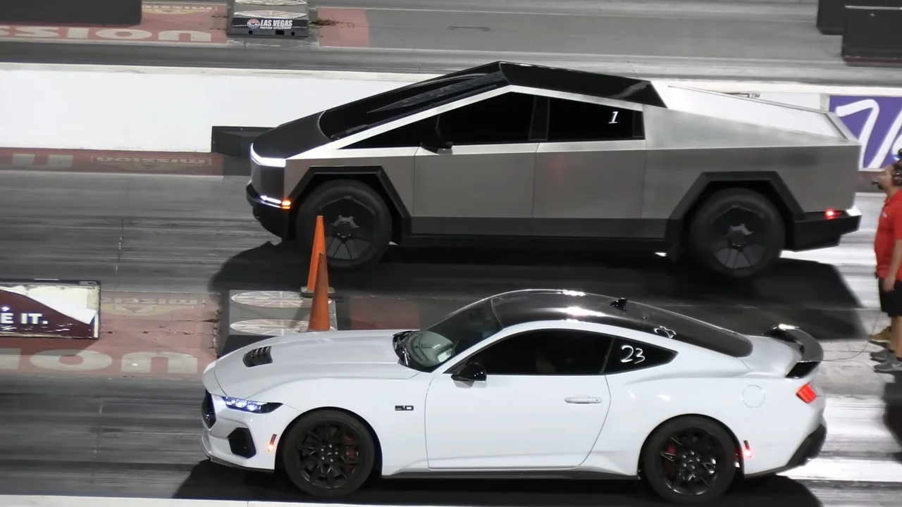 Manual Mustang GT decides to drag race a Tesla Cybertruck and the gap ends up becoming ridiculous