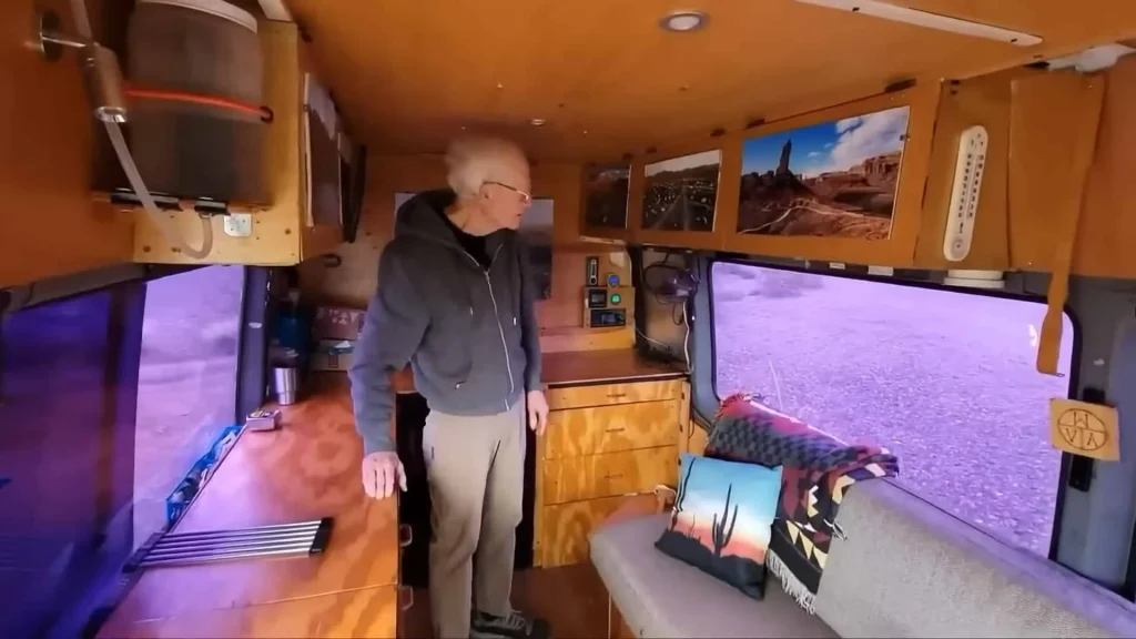 This talented US man has been living in his 2003 Mercedes-Benz Sprinter van for a long time, and it's easy to see why when you look at it