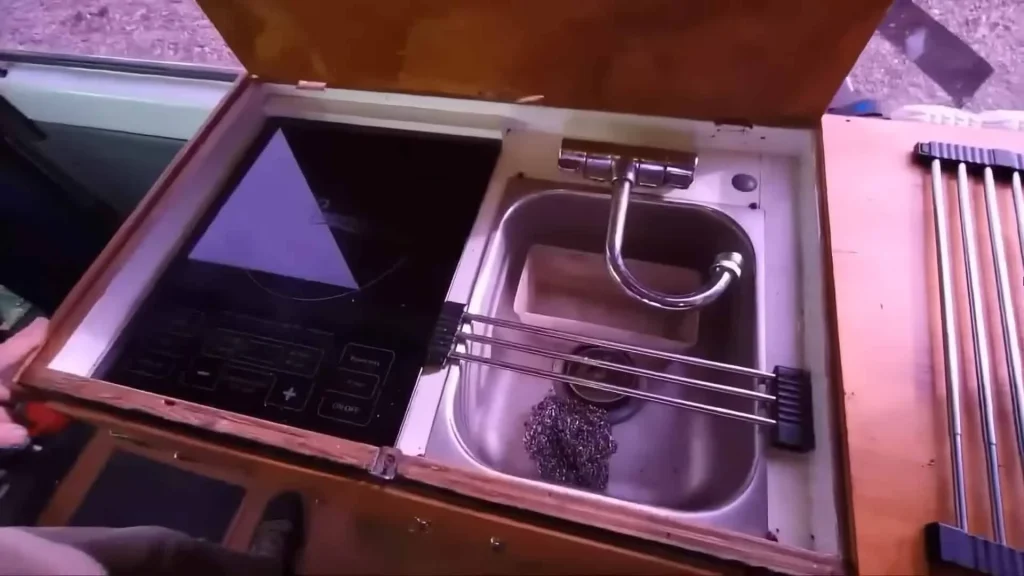 This talented US man has been living in his 2003 Mercedes-Benz Sprinter van for a long time, and it's easy to see why when you look at it