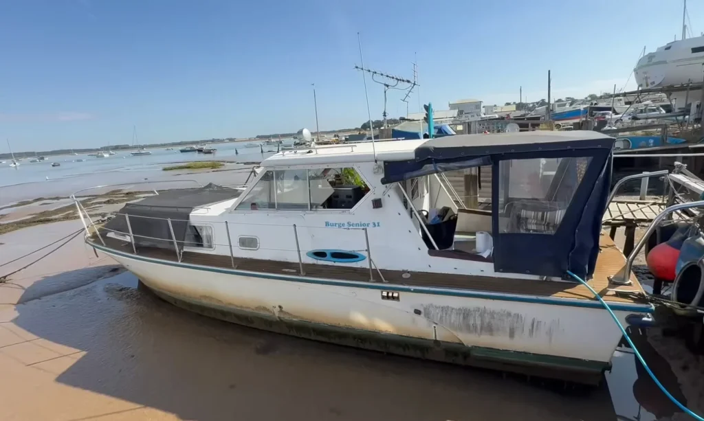 This woman decided to quit her job and live full time on an old boat int
