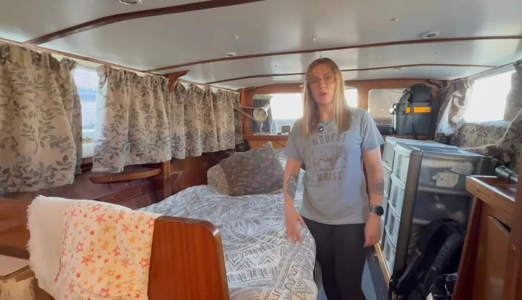 This woman decided to quit her job and live full time on an old boat int