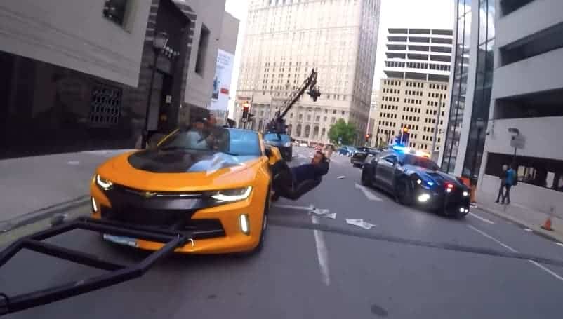 Transformers - Mark Wahlberg hanging from car
