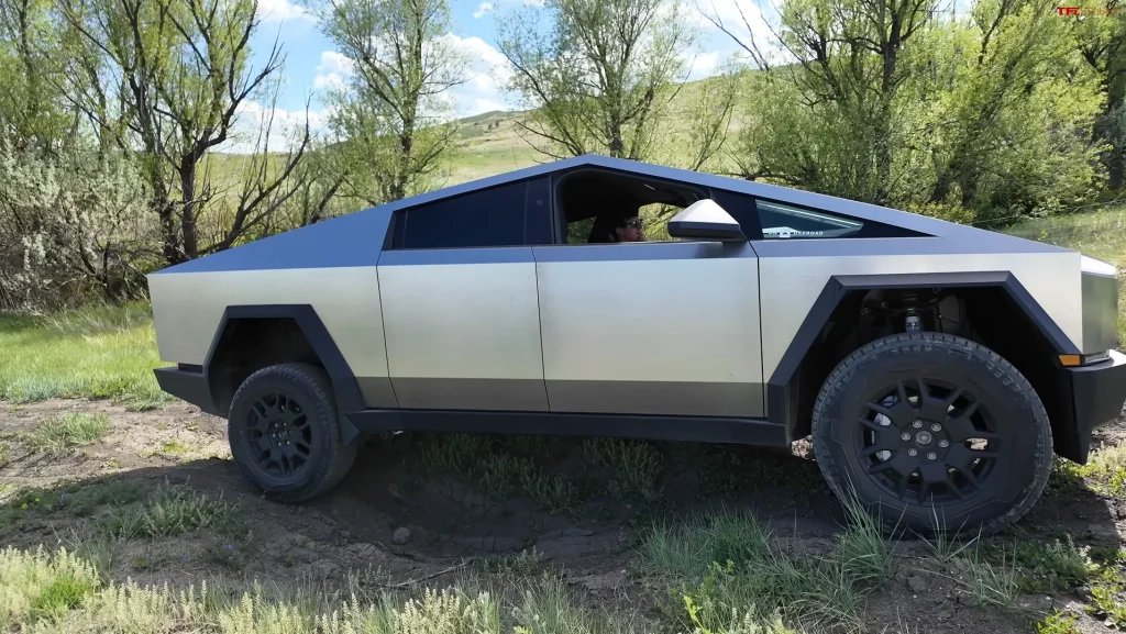 Tesla Cybertruck goes head-to-head with 1990s turbo-diesel Dodge Ram in tug-of-war and the result leaves everyone surprised