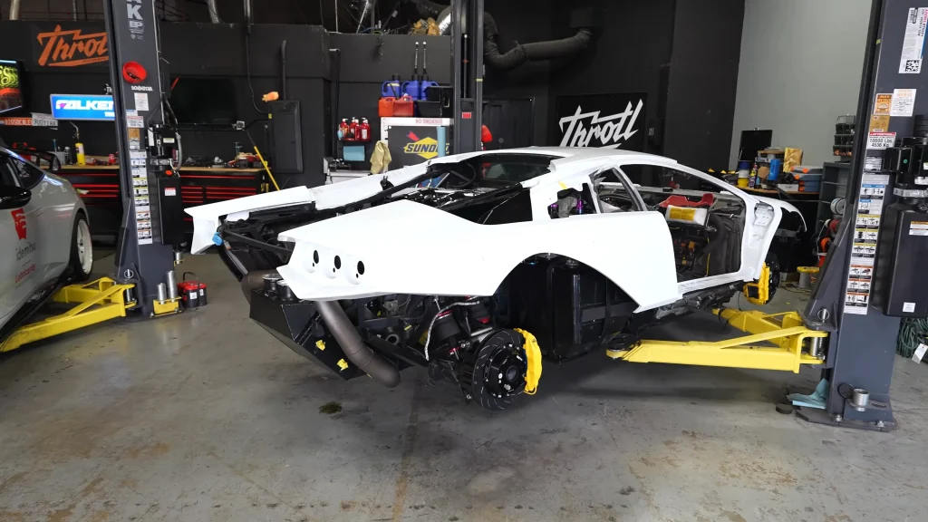 Mechanics install twin turbos on a Lamborghini Murciélago in one of the wildest custom project