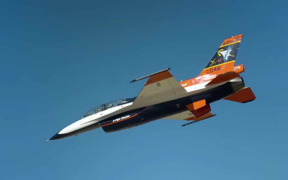 Self-pilot F-16 aircraft