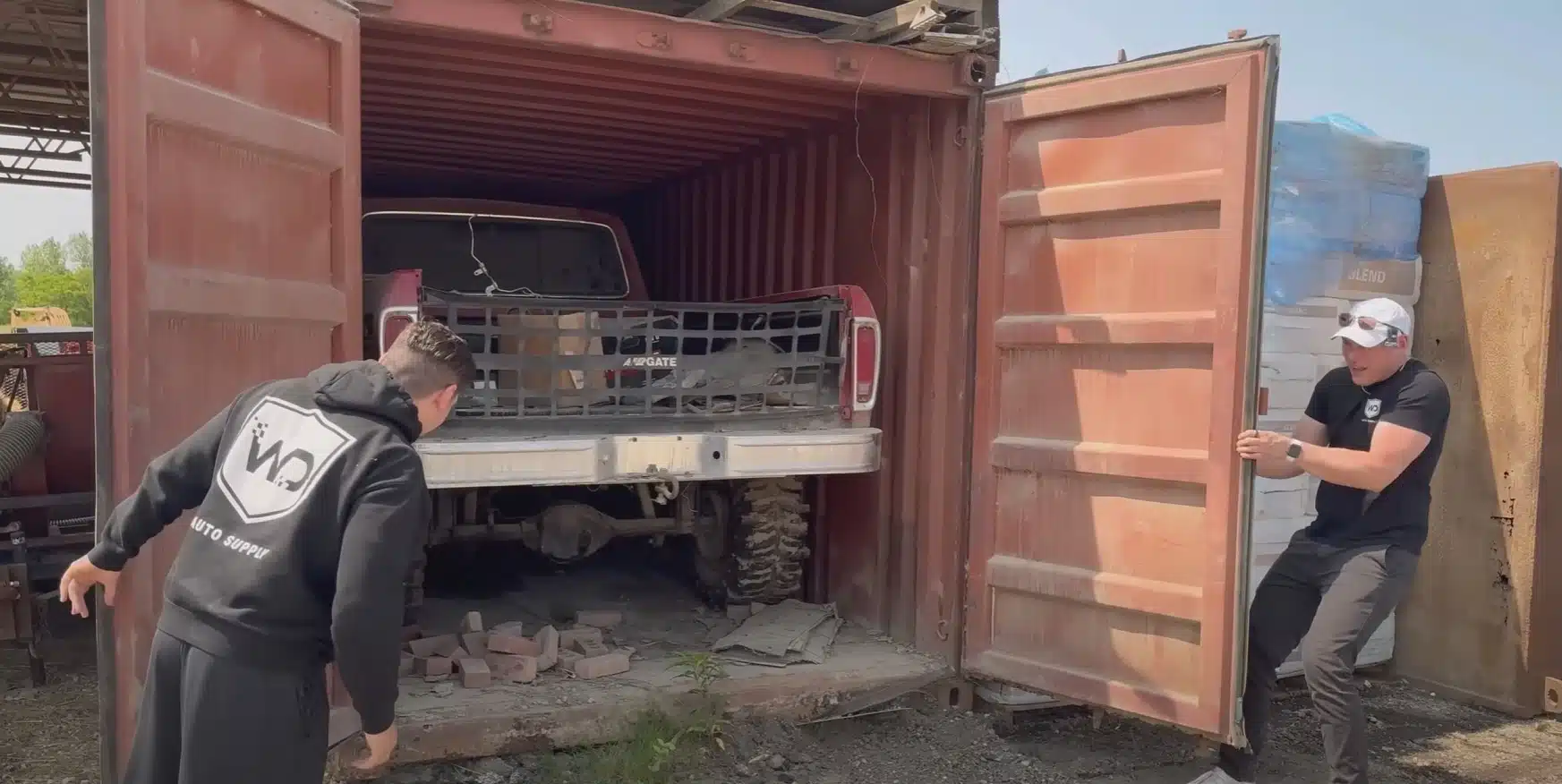 US guys open shipping container and there’s a dusty Ford F-250 truck in there that’s been locked away 20 years