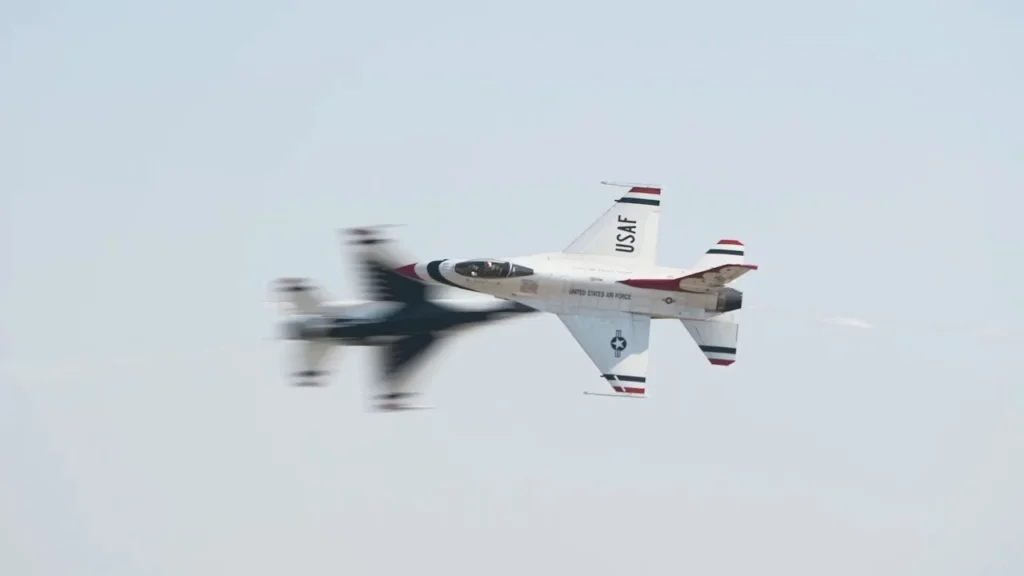 USAF-Thunderbirds-doing-death-defying-stunts