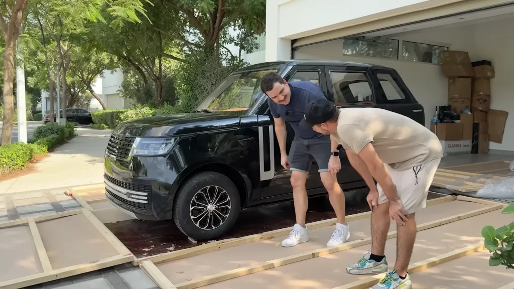 Fake $4,000 Chinese Range Rover put side-by-side with a real Range Rover and the differences are absolutely bizarre